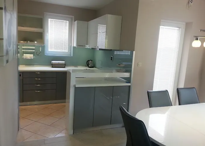 Roncevic شقة زادار